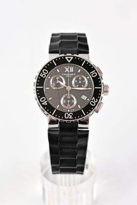 une montre posée sur un verre
