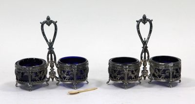 trois couverts avec du verre bleu sur un fond blanc