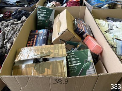 une boîte remplie de livres et d'autres objets empilés les uns sur les autres