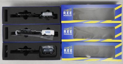 trois boîtes de tailles et de formes différentes contenant un fusil