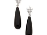 une paire de boucles d'oreilles en onyx noir et diamants