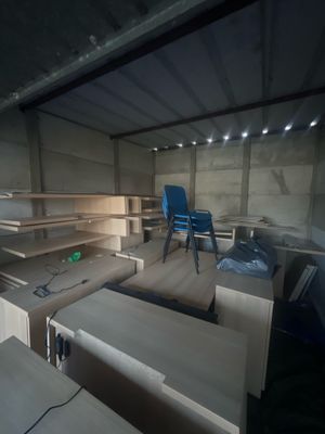 Ensemble de mobilier de bureau en mélaminé effet bois dont :