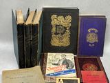 plusieurs vieux livres posés les uns sur les autres sur une table