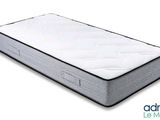 gros plan d'un matelas sur fond blanc