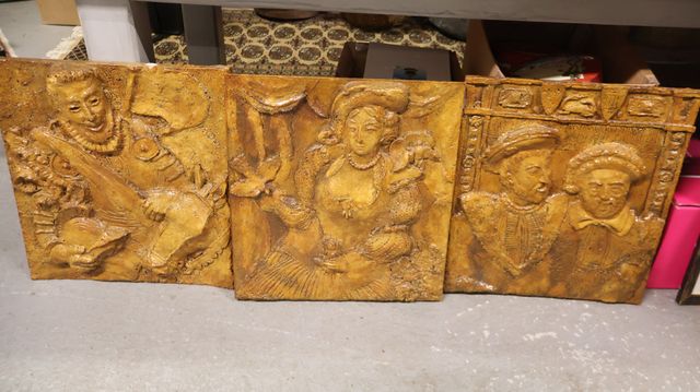 Lot de trois tableaux décoratifs en relief. 51 X 47 cm