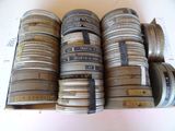 de nombreuses bobines de film empilées les unes sur les autres