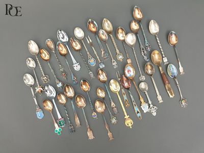 de nombreuses cuillères et cuillères à soupe qui se trouvent sur la table