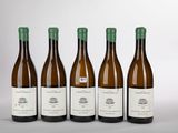 quatre bouteilles de vin sont alignées