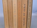 six livres sont empilés sur une table