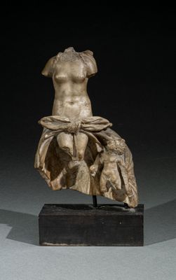 une image représentant la statue d'un homme assis sur un bloc de bois
