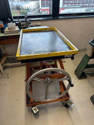 une image représentant un espace de travail avec une table et une chaise
