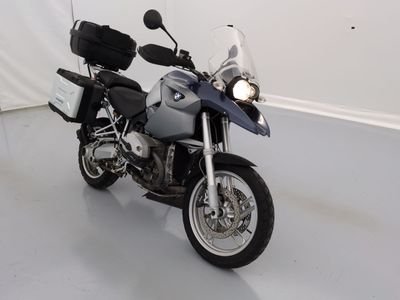une moto garée dans une pièce aux murs blancs