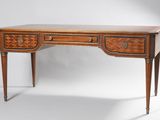 un bureau ancien à deux tiroirs et deux tiroirs