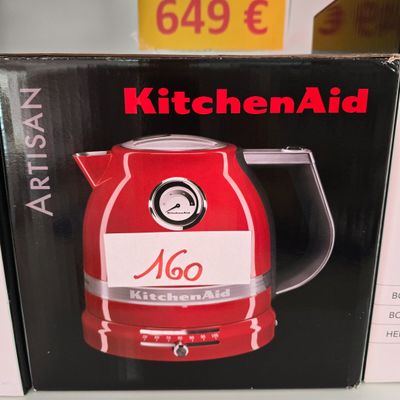 une bouilloire KitchenAid rouge exposée dans un magasin
