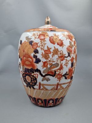 un vase orné d'un motif représentant des fleurs et des oiseaux