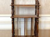une étagère en bois surmontée d'une autre étagère