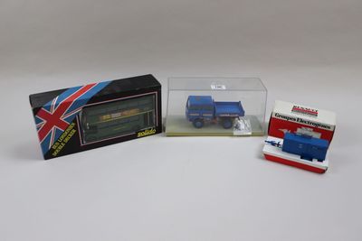 un petit camion jouet et une boîte sur laquelle est accroché un drapeau