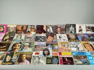 un grand nombre de livres posés sur une table