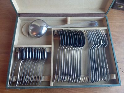 beaucoup d'argenterie dans une boîte sur une table