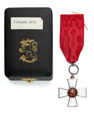 deux médailles et un ruban rouge sur fond blanc