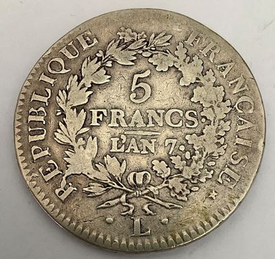 une pièce d'argent ornée d'une couronne de fleurs