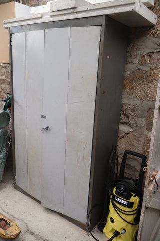 Armoire métallique grise à 2 portes accordéons 