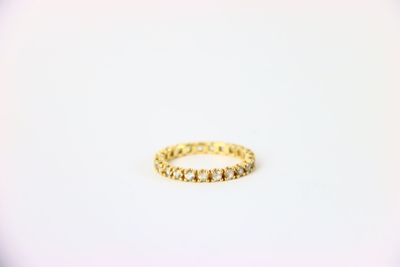 une bague en or avec des diamants sur fond blanc
