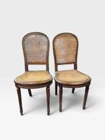 Paire de chaises à fond de canne, en bois naturel mouluré et…
