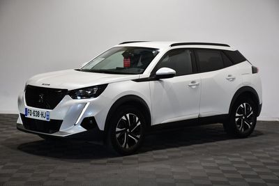 le SUV blanc est garé dans une pièce au sol en damier