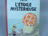 un livre sur lequel figure la photo d'un homme et d'un œuf