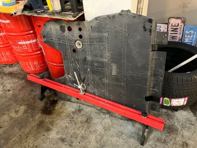 une borne d'incendie rouge et un pneu noir dans un garage