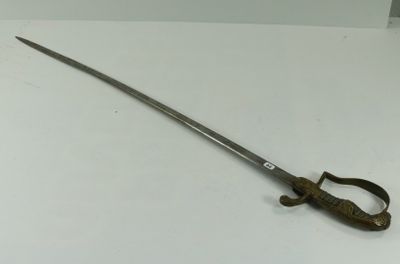 une épée posée sur une table
