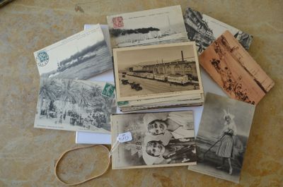 une pile de vieilles cartes postales sur une table