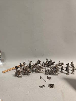tout un tas de petits soldats en plastique posés sur la table