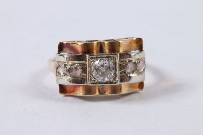 gros plan d'une bague avec des diamants sur une surface blanche
