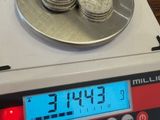 une assiette remplie de pièces posée sur une balance