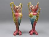 deux vases décorés de fleurs