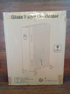 une boîte contenant des radiateurs à panneaux en verre posée sur une table