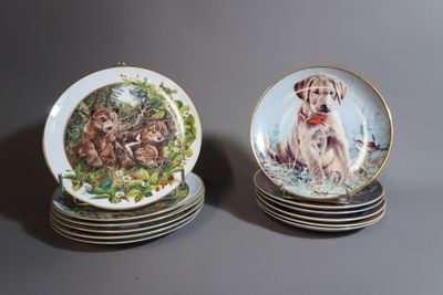 quatre assiettes sur lesquelles figurent un chien et un chat