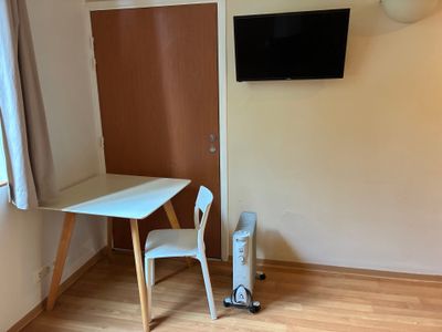 une petite table et une chaise dans un coin de la pièce