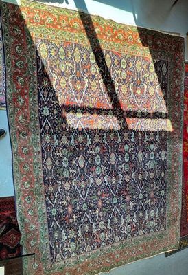 de nombreux tapis différents exposés dans un magasin