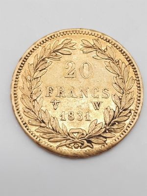 gros plan d'une pièce de monnaie sur une surface blanche