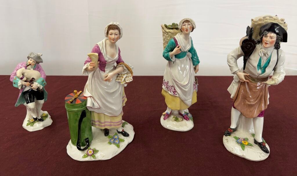4 personnages en porcelaine. Haut max : 23 cm.