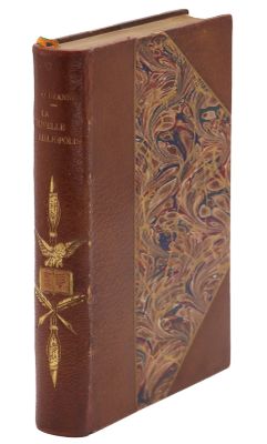un vieux livre avec une couverture décorative sur fond blanc