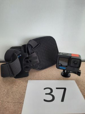 une caméra GoPro munie d'une sangle, à côté du chiffre 37