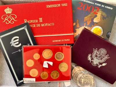 une boîte de pièces de monnaie et un passeport posés sur une table