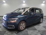 la citrole bleue est garee sur un carrelage en damier