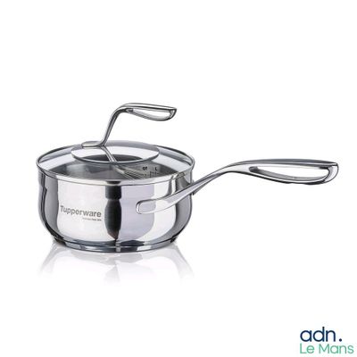 une casserole en acier inoxydable avec un couvercle, sur fond blanc