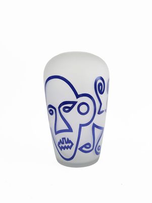Yves BLAYO (1933-2004) Vase en verre à décor de visages