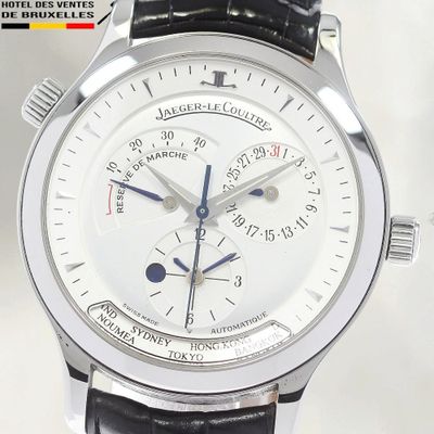une montre posée sur une table